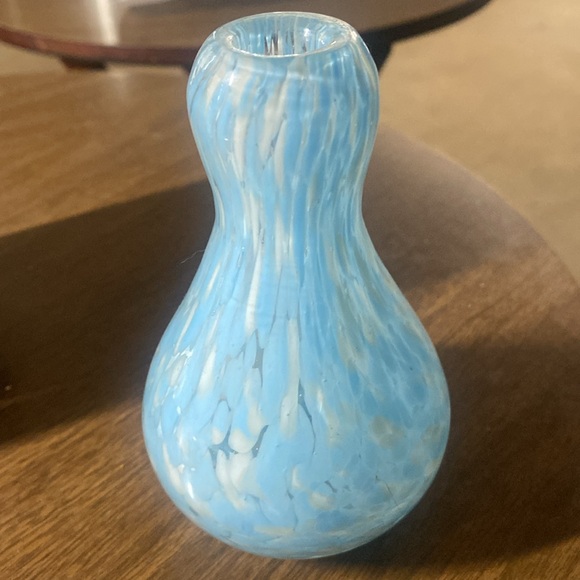 Vintage Hand Blown Art Glass Bud Vase Swirled Light Blue White 4.5” Tall - Picture 4 of 9